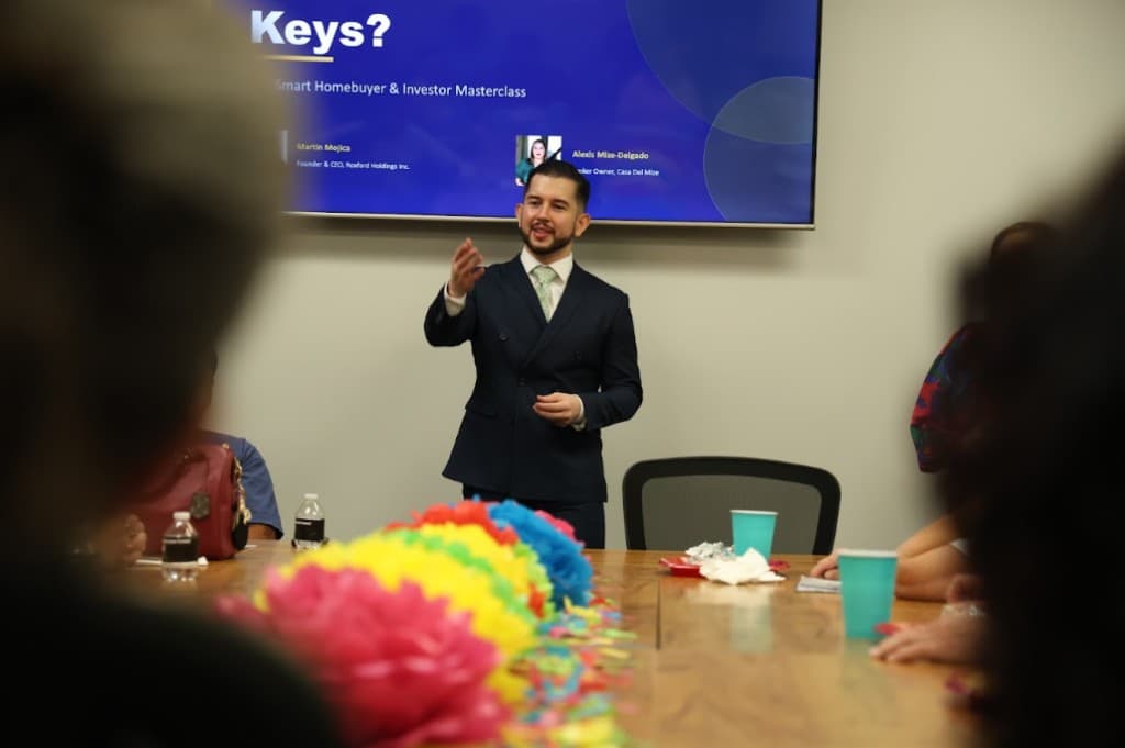 Martin Mojica teaching investors